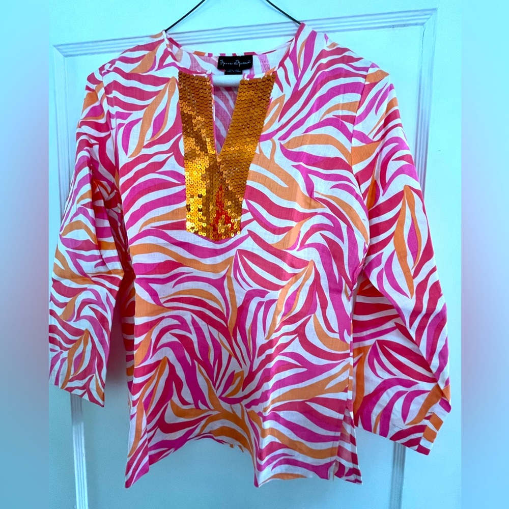 Beautiful linen blouse screams summer!